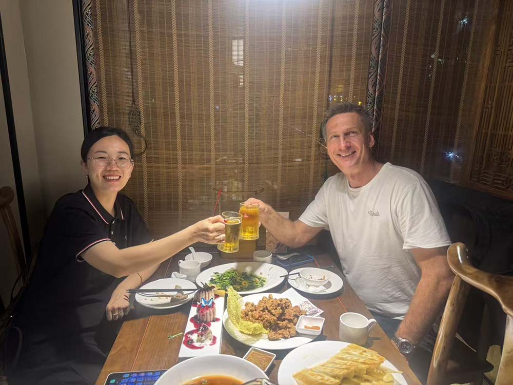 Ms. Anne had a pleasant Chinese dinner with Mr. Aaron